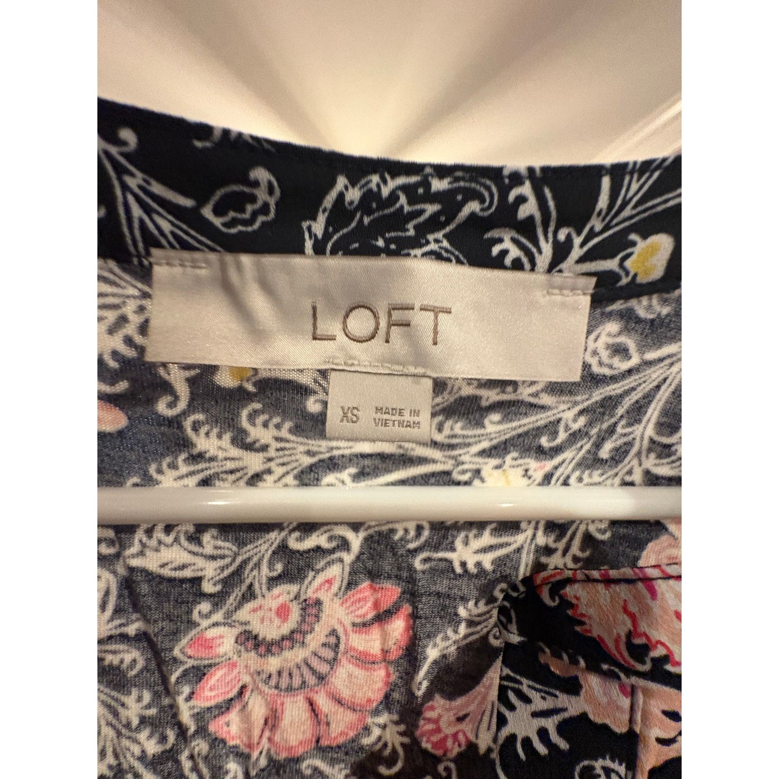 Loft LOFT Women’s XS Navy Floral V-Neck Blouse Short Sleeve Size XS / US 0-2 / IT 36-38 - 3 Thumbnail