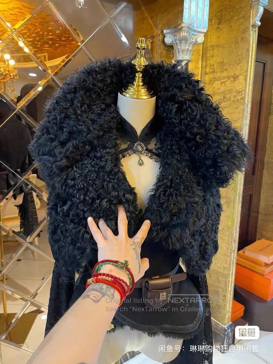 Givenchy Givenchy Shearling Fur Showpiece. Size XS / US 0-2 / IT 36-38 - 9 Thumbnail