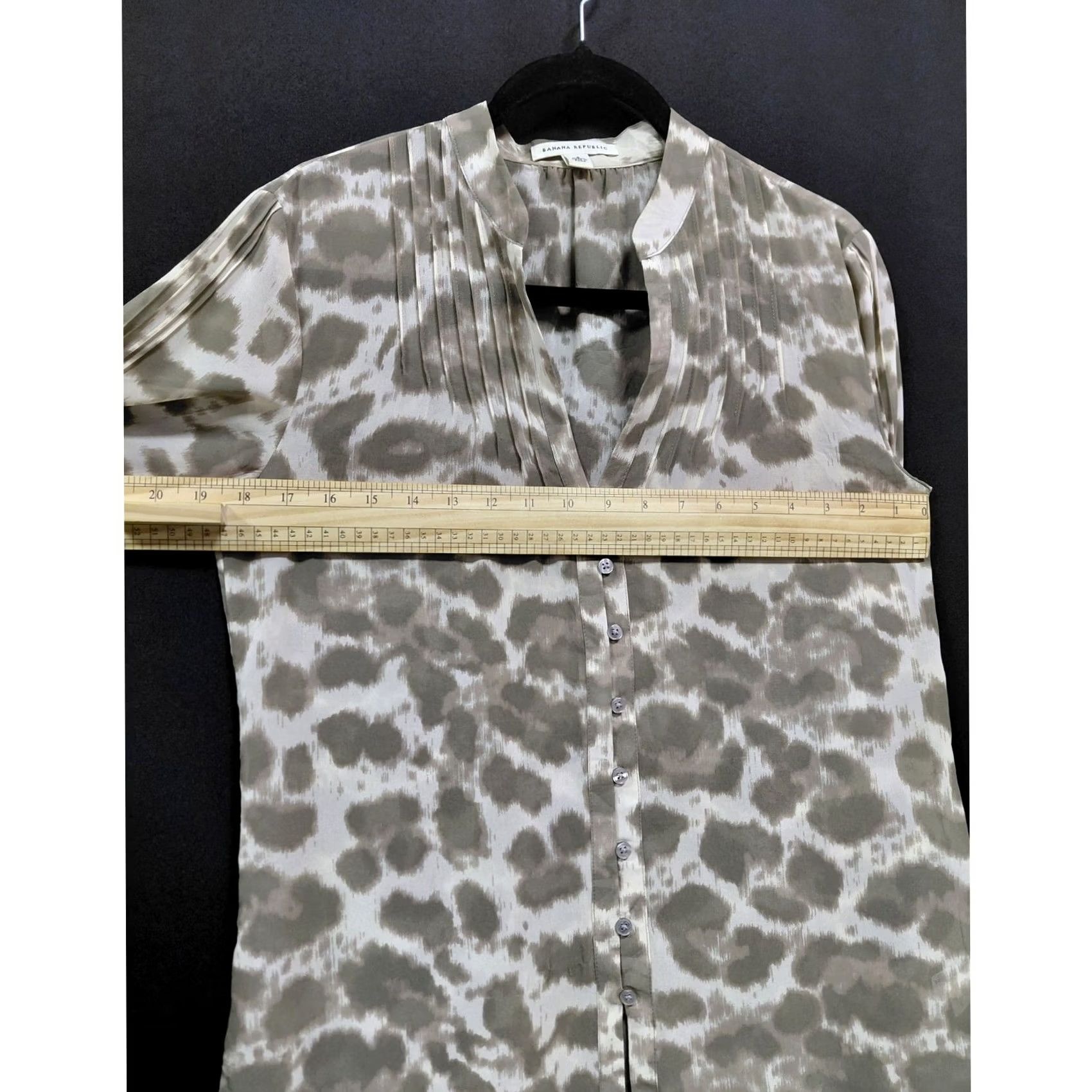 Banana Republic BANANA REPUBLIC Leopard Print Blouse 3/4 Sleeve Women Size S Gray Polyester Dry Clean Only Shirt Blouse Womens Size S / US 4 / IT 40 - 7 Thumbnail