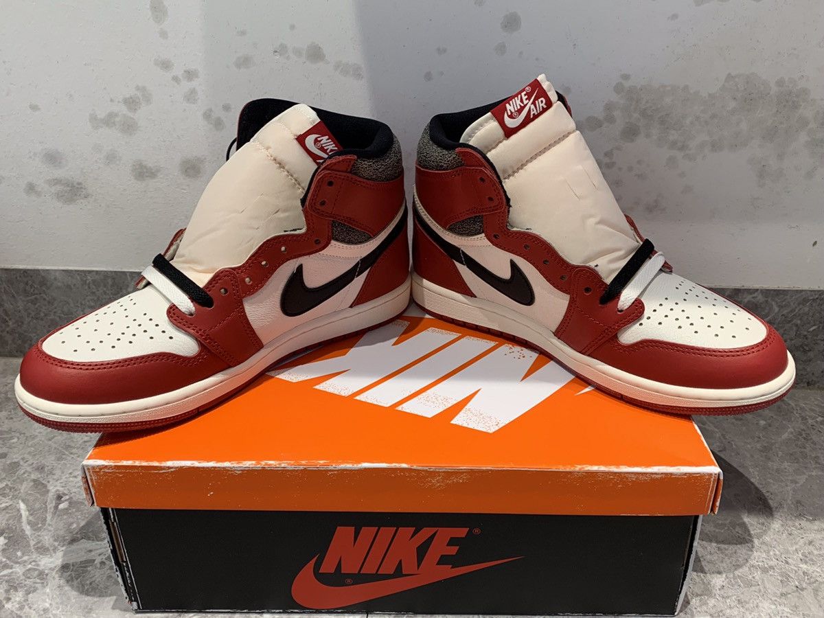Jordan Brand Air Jordan 1 Retro High OG Chicago Lost and Found Size US 8.5 / EU 41-42 - 3 Thumbnail