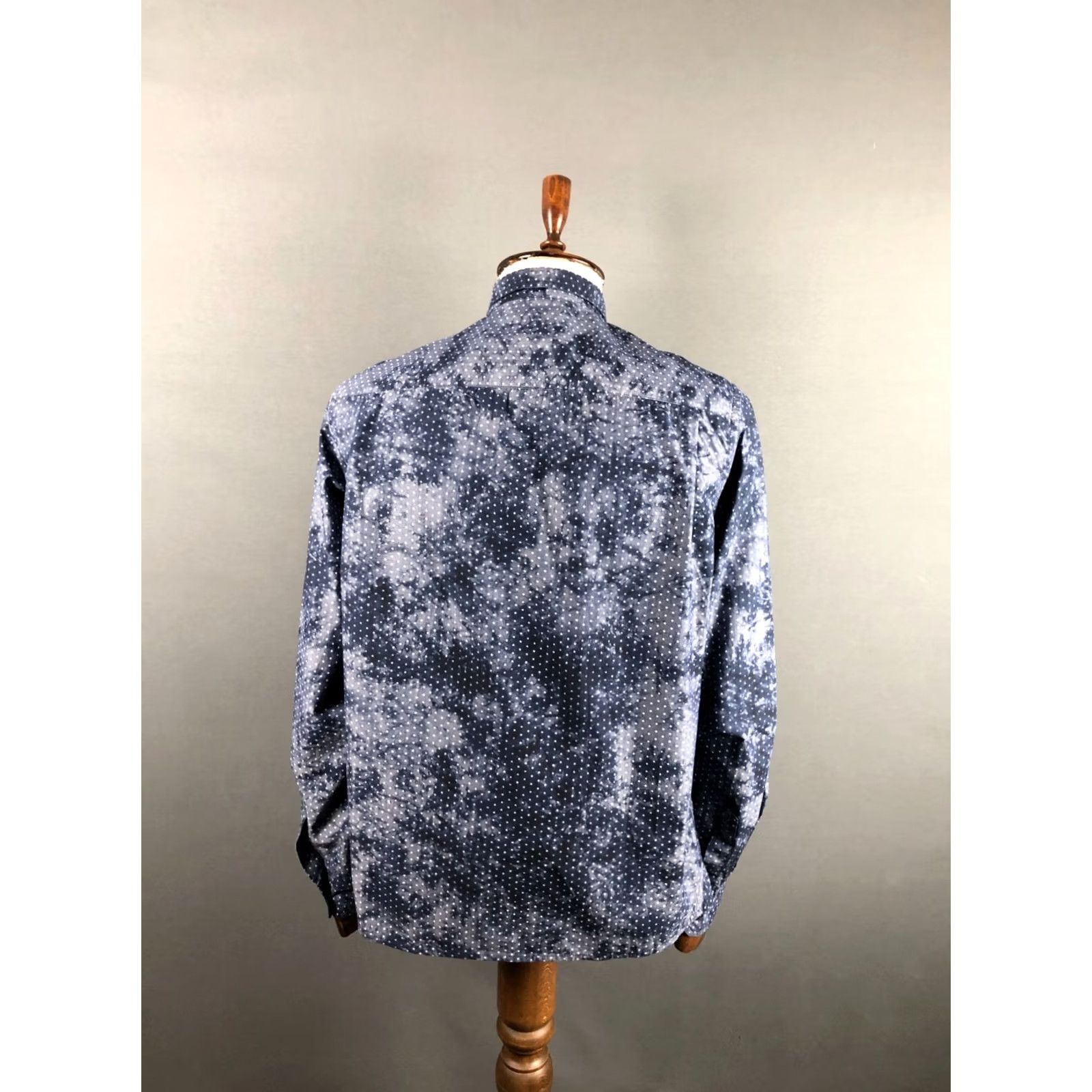 Vintage Armani Jeans Men's Shirt XL Blue Cotton Patterned Long Sleeve Stars Casual Button-Up with Branded Buttons Size US XL / EU 56 / 4 - 3 Thumbnail