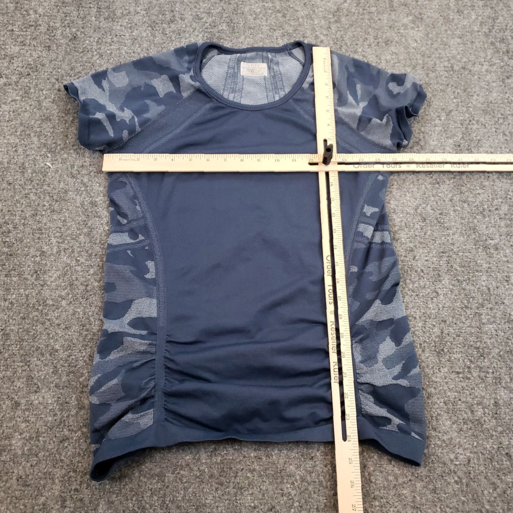 Athleta Athleta Shirt Womens Large Blue Camo Short Sleeve Crew Neck Yoga Casual Ruched Size L / US 10 / IT 46 - 2 Thumbnail