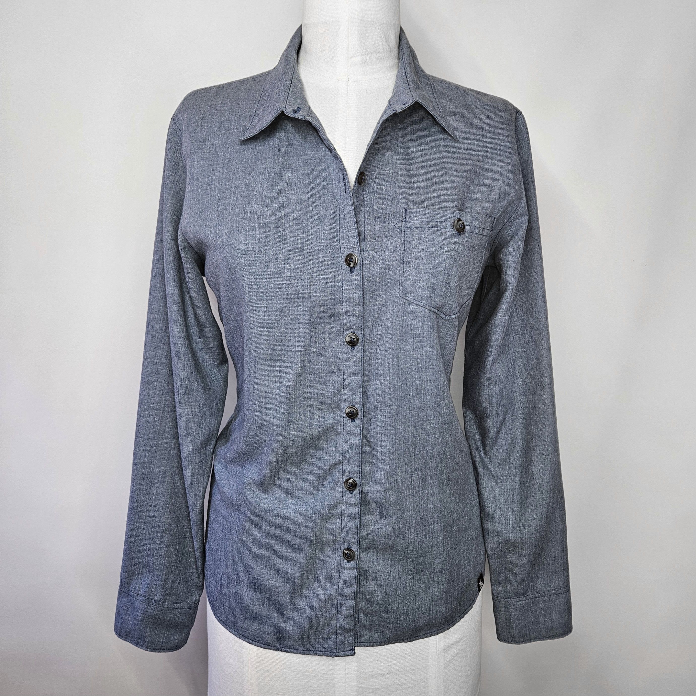 The North Face The North Face Size L Shirt Blue Chambray No-Tuck Button Size L / US 10 / IT 46 - 1 Thumbnail