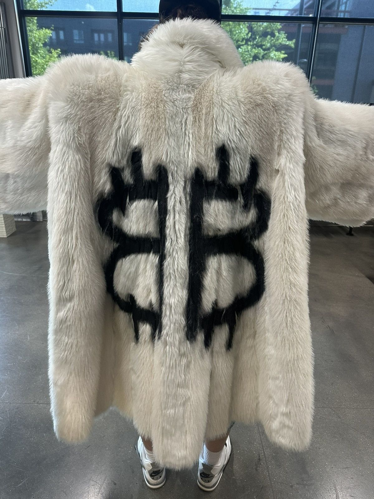 Balenciaga Balenciaga BB A-Line Faux-Fur Coat White Size US XL / EU 56 / 4 - 2 Thumbnail