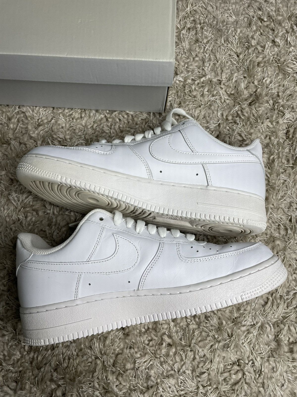 Nike Air Force 1 Triple White Size US 8 / EU 41 - 3 Thumbnail