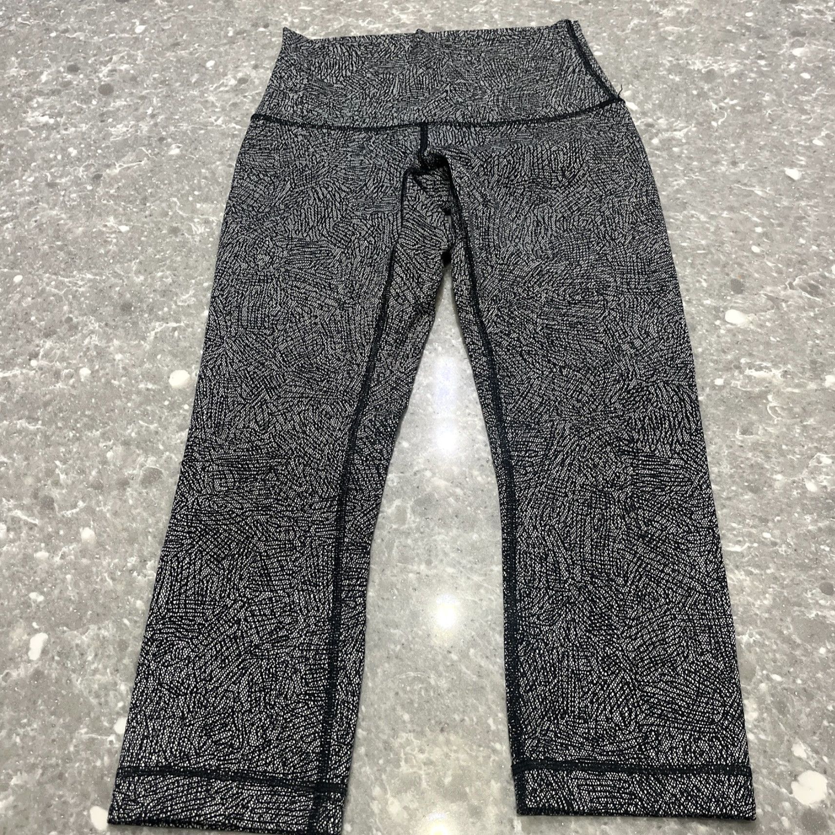 Lululemon **Lululemon Wunder Under Crop High Rise Legging Sz 6 Black & White** User: **Lululemon Wunder Under Crop High Rise 21” Legging Sz 6 Black & White** Size 28" / US 6 / IT 42 - 6 Thumbnail