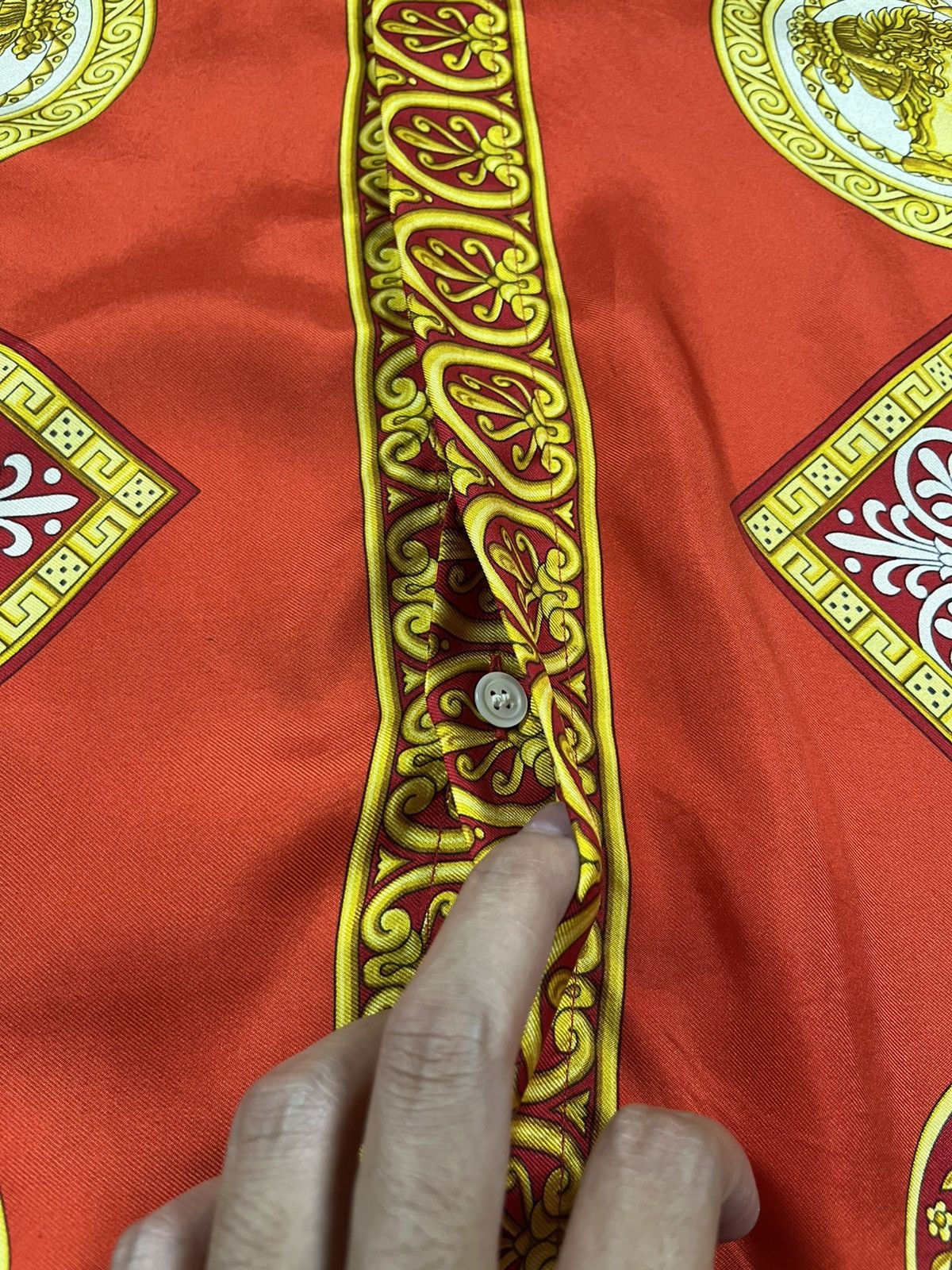 Versace 90s Versace V2 silk Size US L / EU 52-54 / 3 - 8 Thumbnail