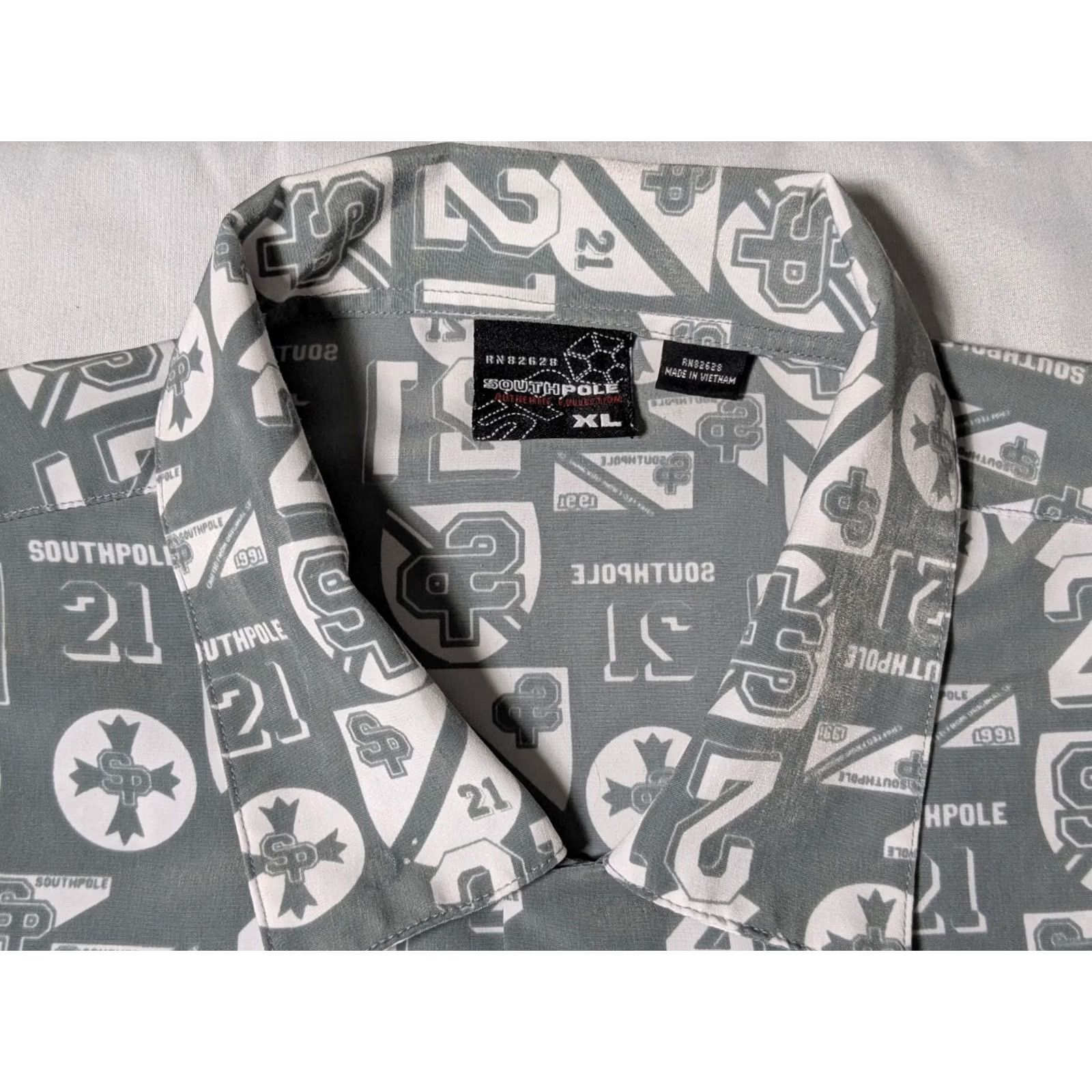 Southpole VINTAGE Southpole SP21 LOGO AOP Gray Poly Button-Up Shirt - Men XL Read Size US XL / EU 56 / 4 - 7 Thumbnail