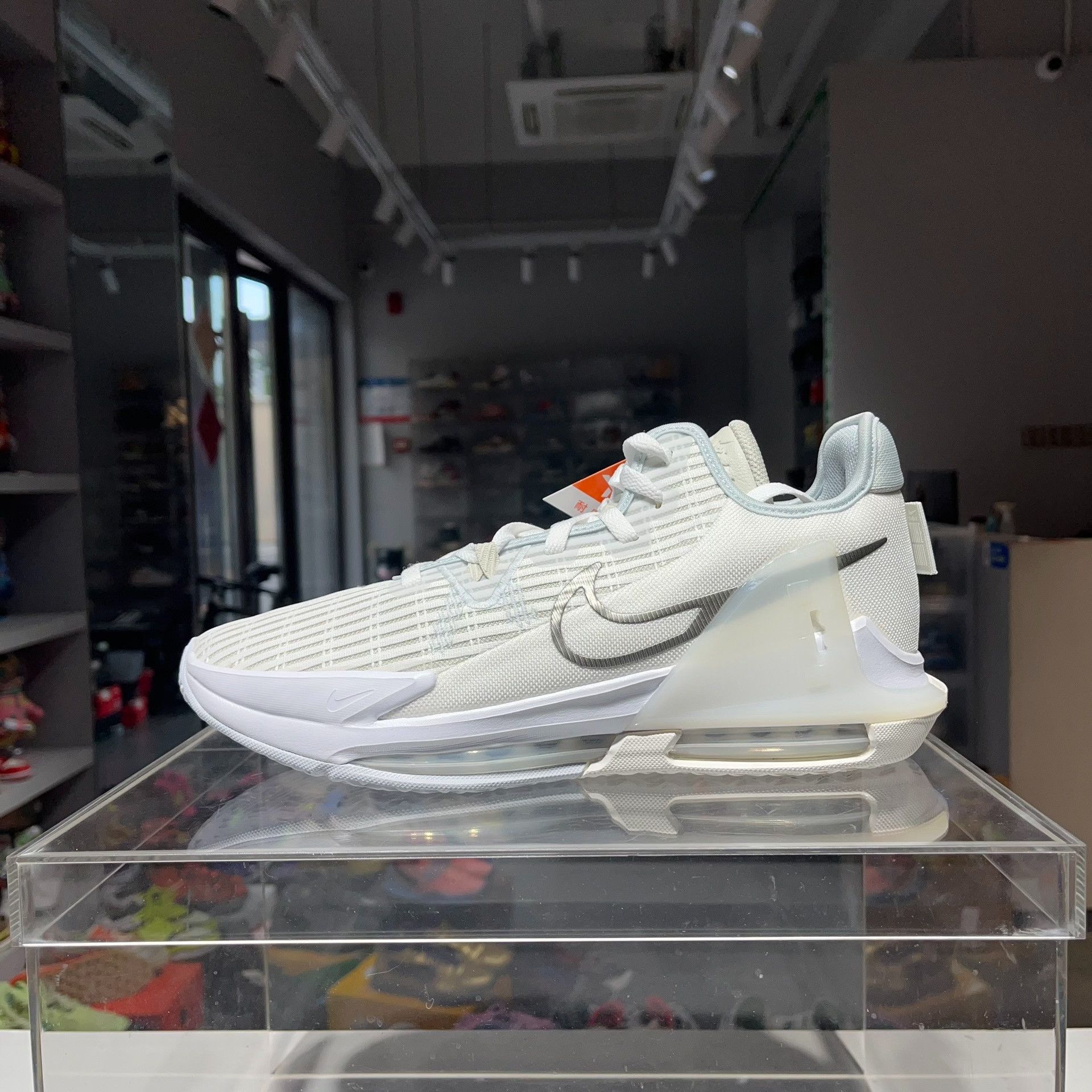 Nike Nike LEBRON White Lowtop Sneakers 13 Men Size US 13 / EU 46 - 1 Thumbnail