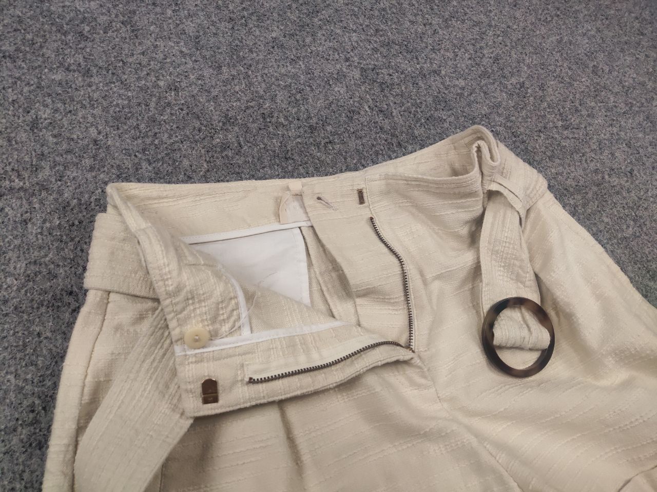Sezane Sezane Design Rome Beige Belted Cuff Shorts buckle high-rise Size 27" / US 4 / IT 40 - 15 Thumbnail
