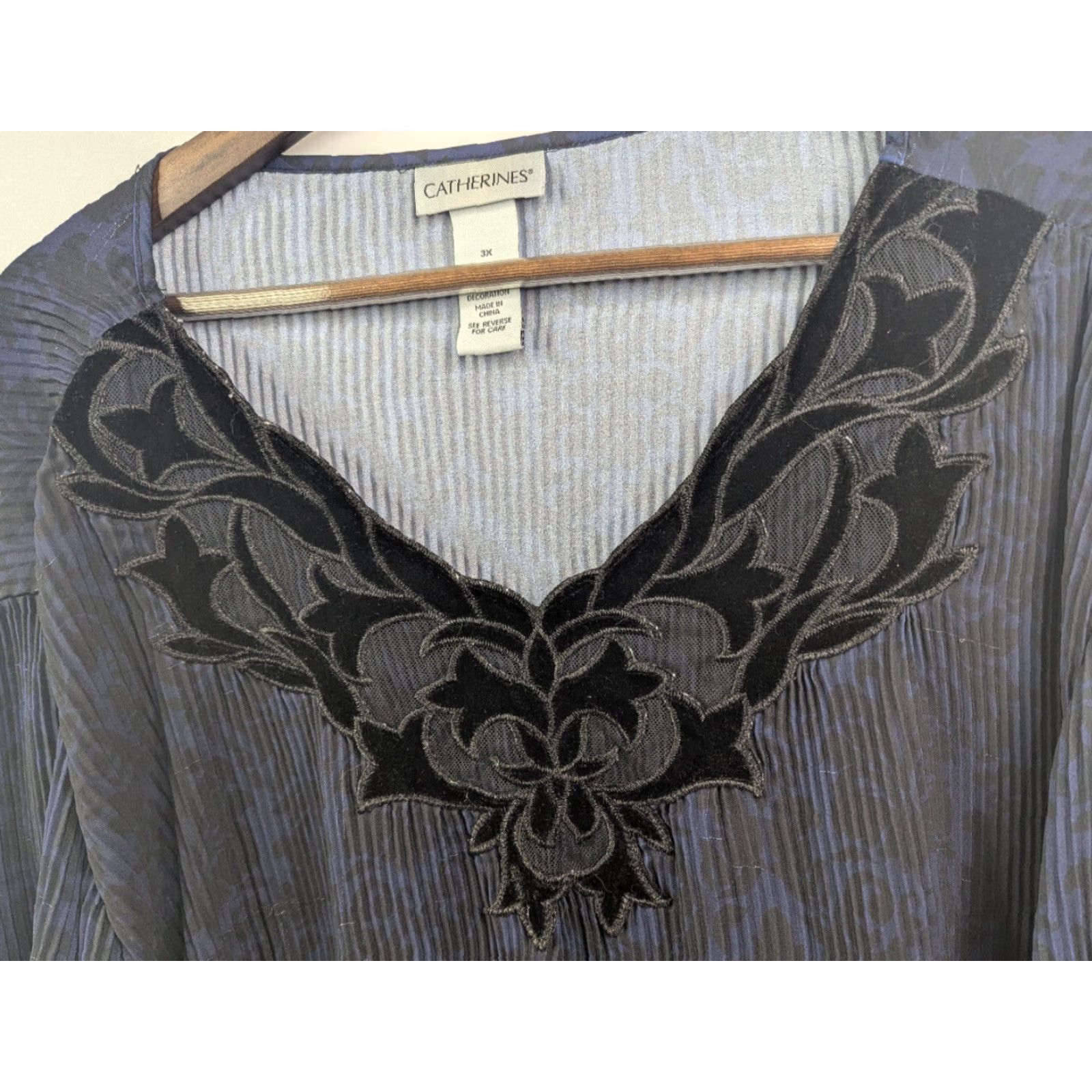 Vintage VINTAGE Catherines Blouse Tunic 3X Boho Paisley Velvet Trim Pleated Knit 3/4 Sleeve V-Neck Polyester Women’s Blue/black Shirt Women Size XXL / US 16-18 / IT 52-54 - 6 Thumbnail