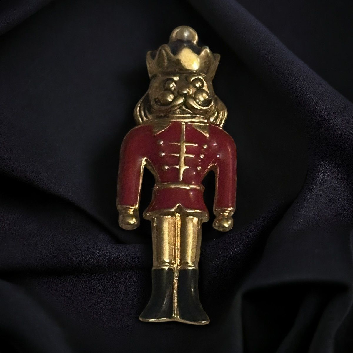 Vintage Vintage Avon enamel nutcracker tac pin Size ONE SIZE - 1 Thumbnail