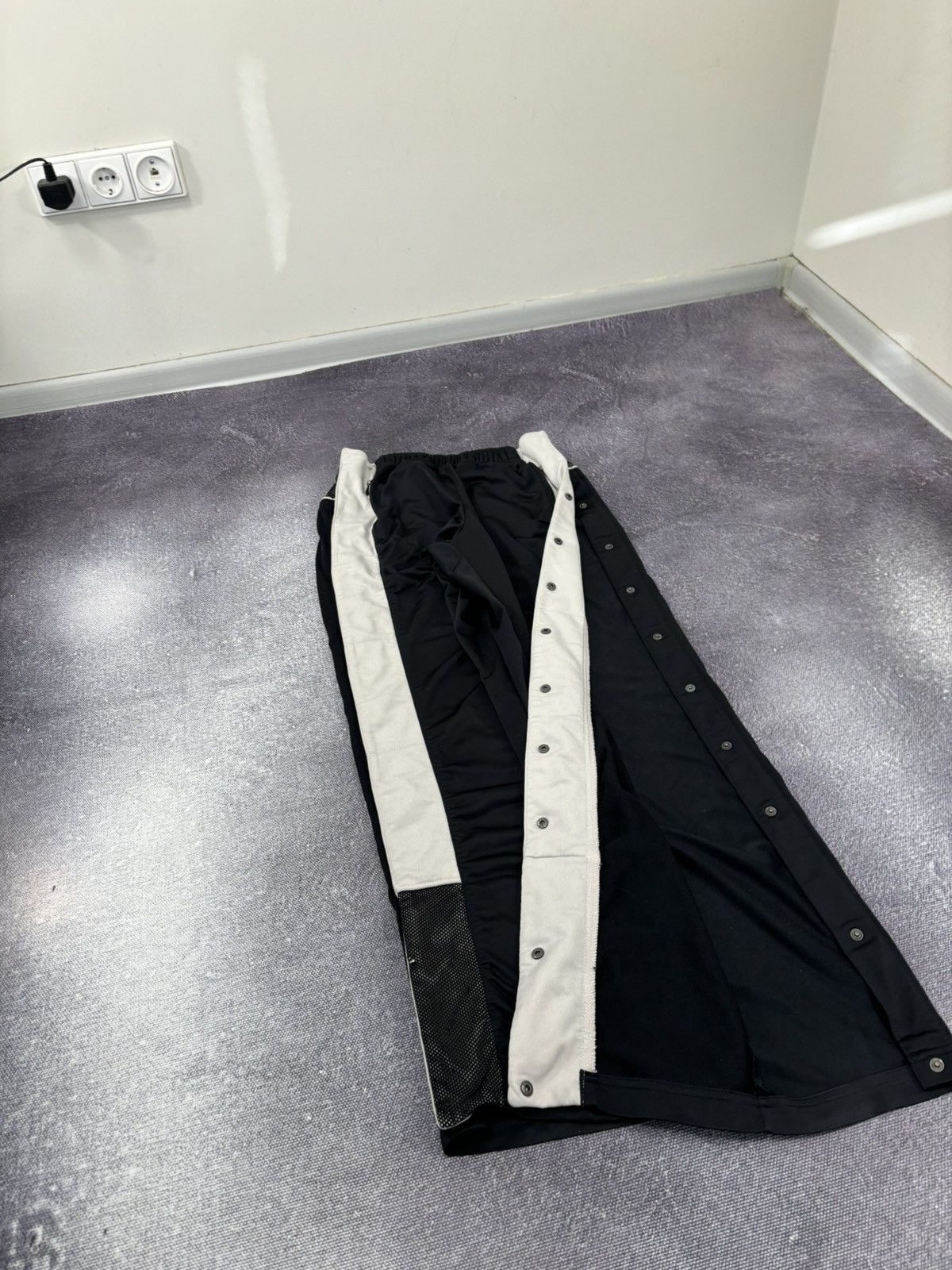 Nike Vintage Nike Y2K Wide-Leg Side Buttons Hype Track Pants Size US 30 / EU 46 - 6 Thumbnail