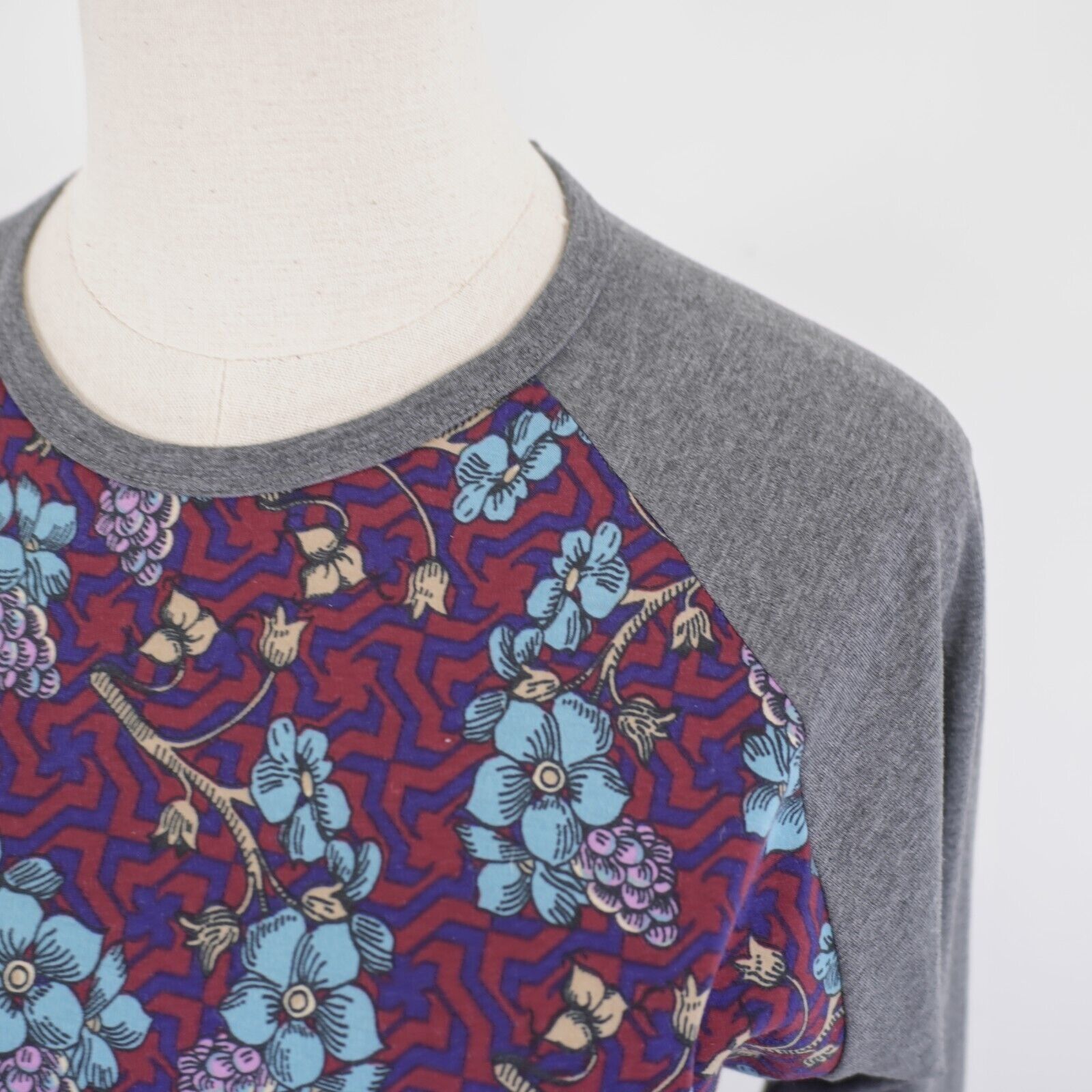 Designer LuLaRoe Purple Blue Floral Baseball Tee 3/4 Sleeve Shirt Med Size M / US 6-8 / IT 42-44 - 2 Thumbnail