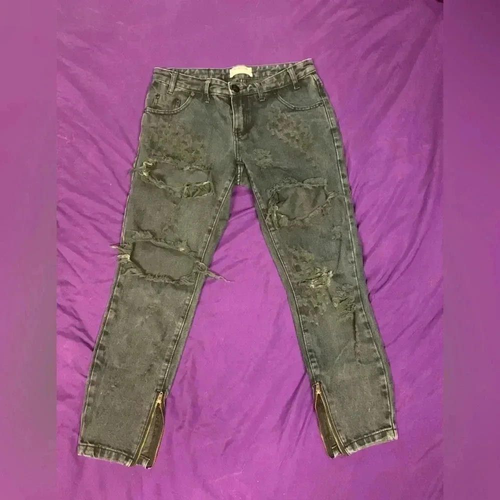 Designer Stylish Distressed Black Jeans with Zipper Detail Size 27" / US 4 / IT 40 - 1 Thumbnail