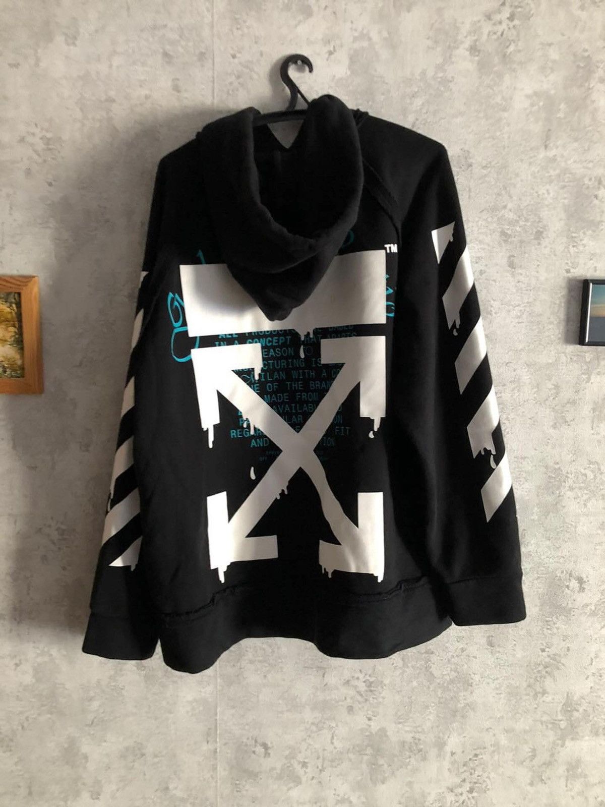 Off-White “Gripping arrows”
