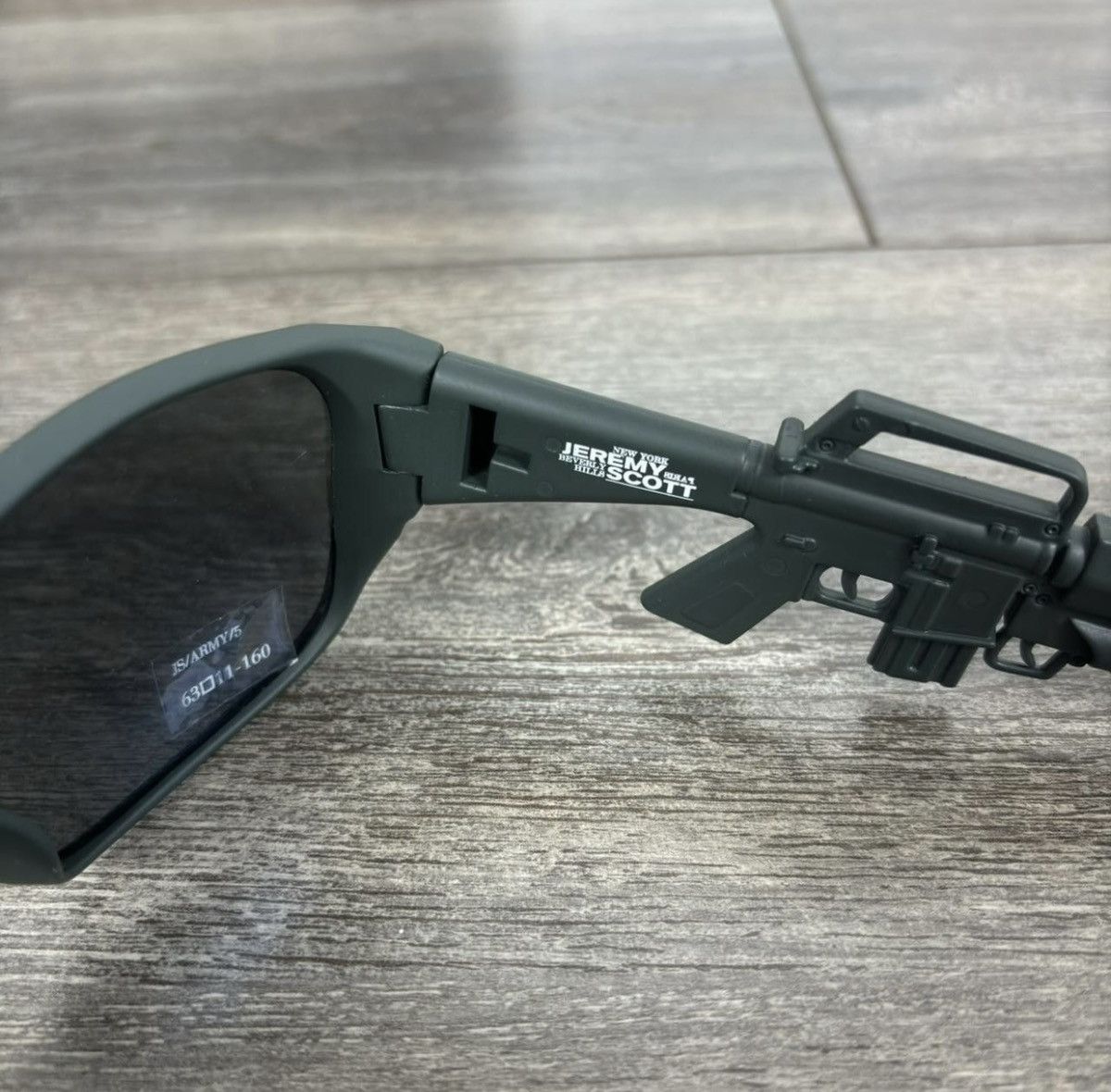 Jeremy Scott × Linda Farrow JEREMY SCOTT M16 MILITARY STYLE KHAKI SUNGLASSES Size ONE SIZE - 4 Thumbnail