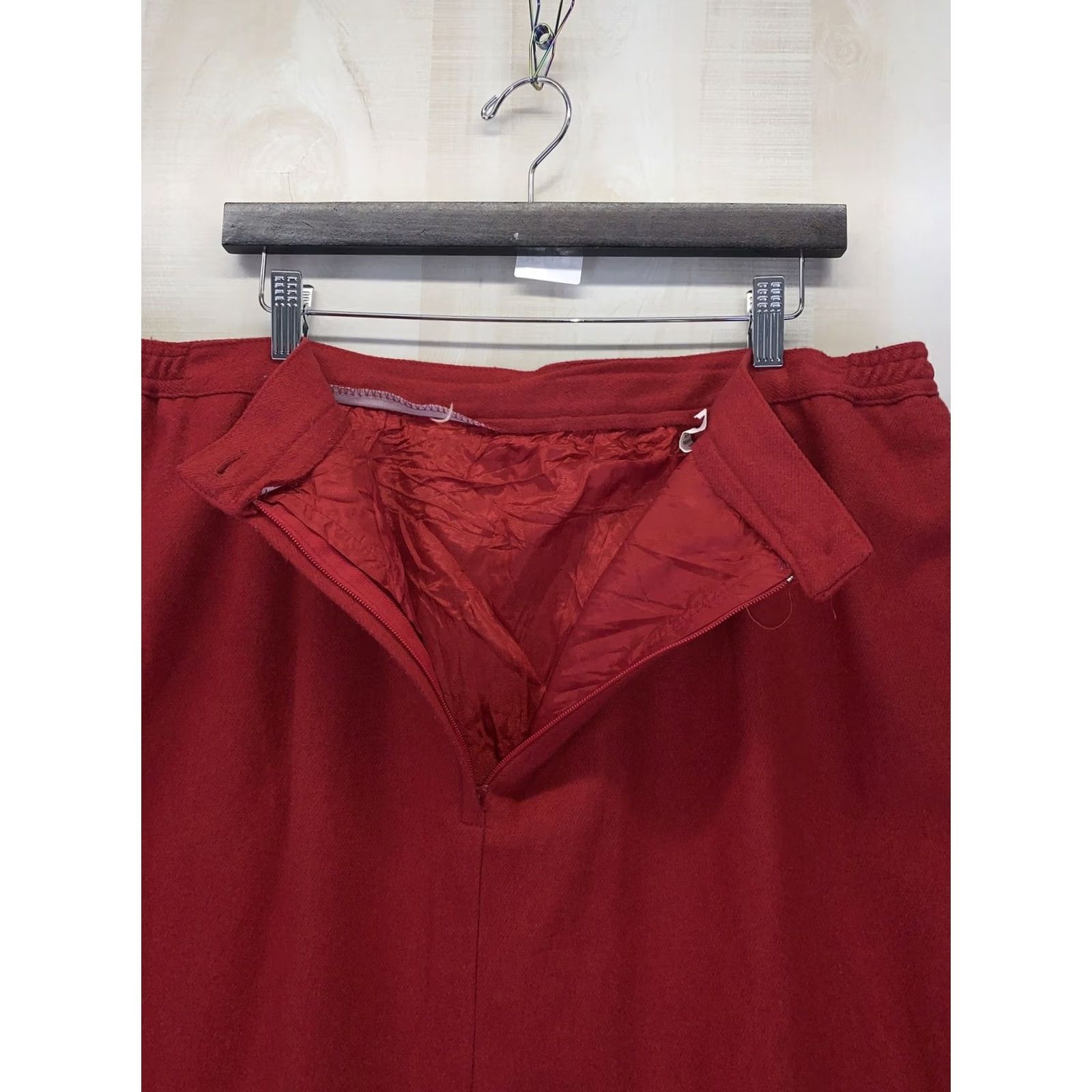 Vintage VINTAGE Red Wool Straight Skirt Womens Size 24 Knee Length 80s 24 Womens Skirt Size 42" / US 20 - 6 Thumbnail