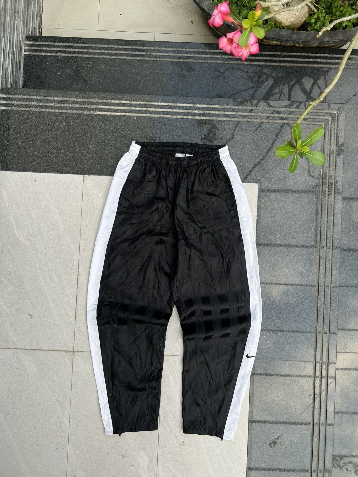 Nike 90s Nike Swoosh Vintage Y2K Baggy Parachute Nylon Pants Size US 32 / EU 48 - 1 Thumbnail