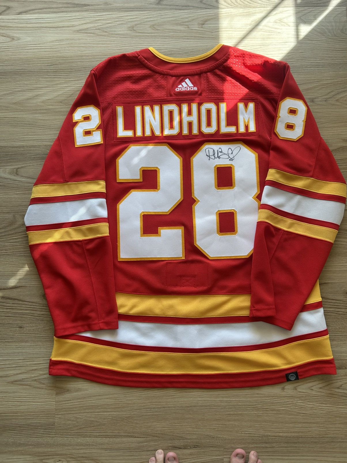 NHL Calgary Flames Elias Lindholm Autograph Jersey Size US XL / EU 56 / 4 - 1 Thumbnail