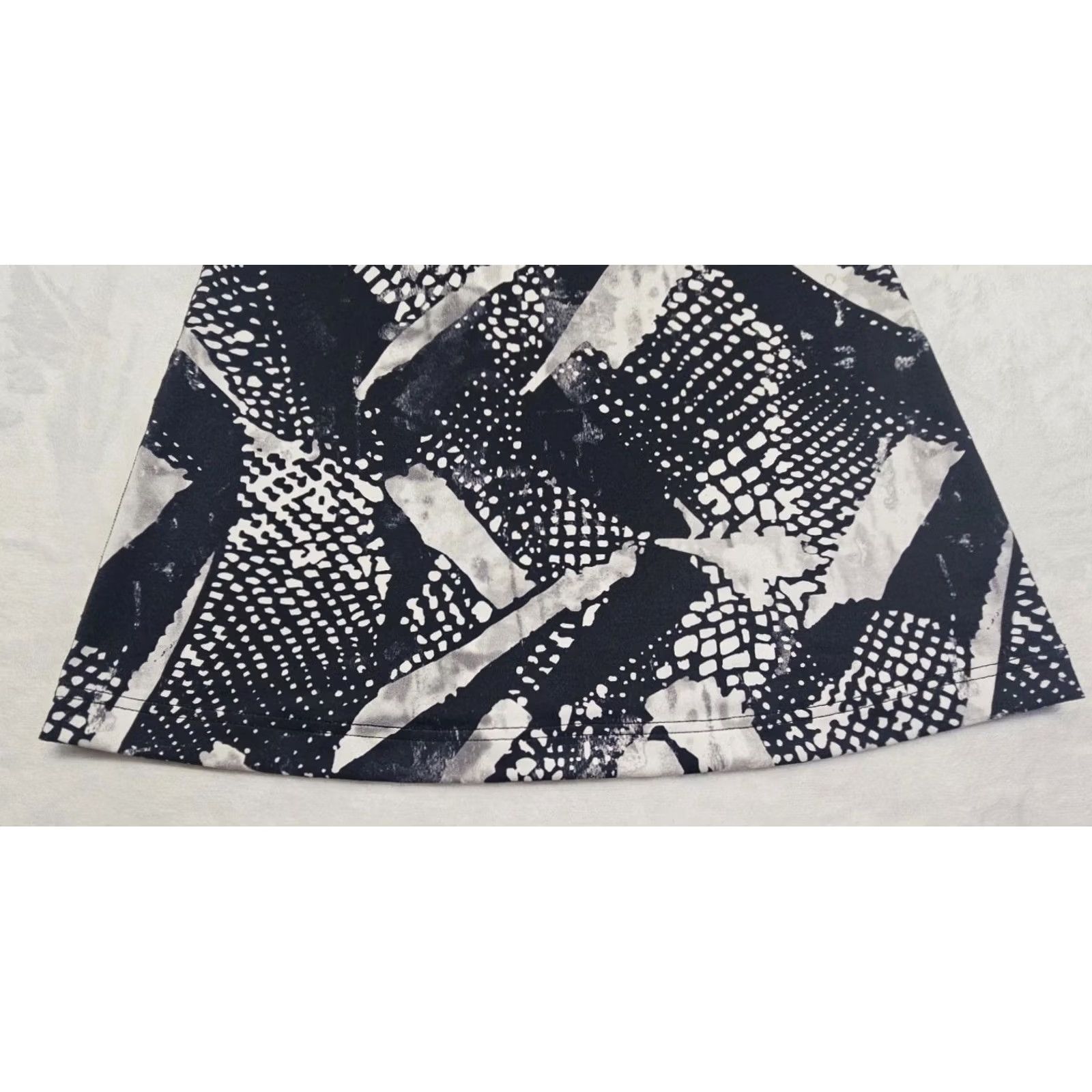 Lululemon Lululemon Womens Racerback Tank Top Black White Abstract Print Yoga Workout Med Size M / US 6-8 / IT 42-44 - 4 Thumbnail