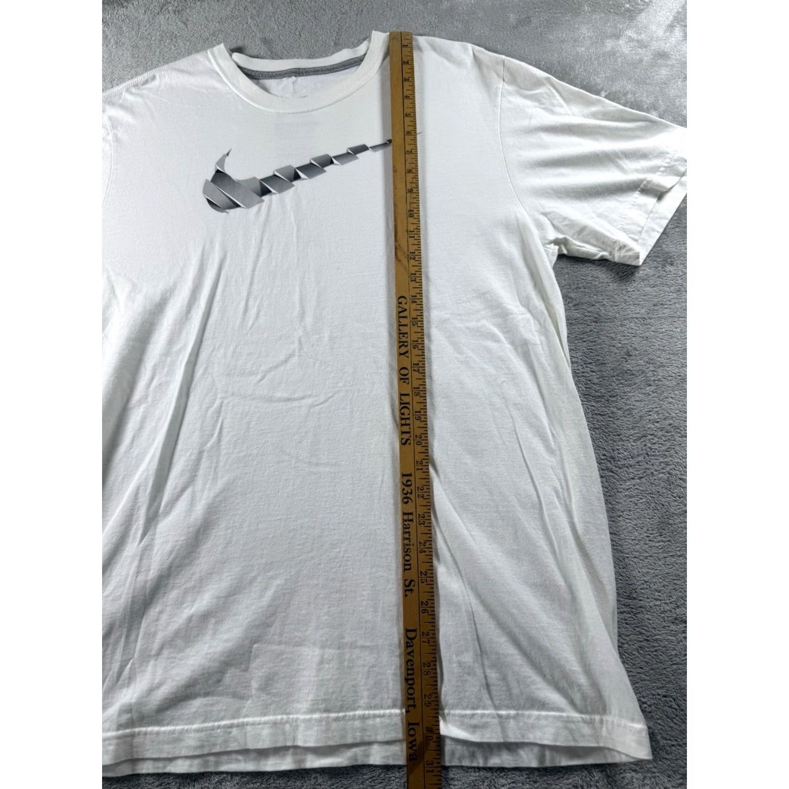 Nike NIKE MENS T-SHIRT XL SILVER SWOOSH Crew Neck Short Sleeve Cotton Knit Sports Athleisure Mens Size US XL / EU 56 / 4 - 3 Thumbnail