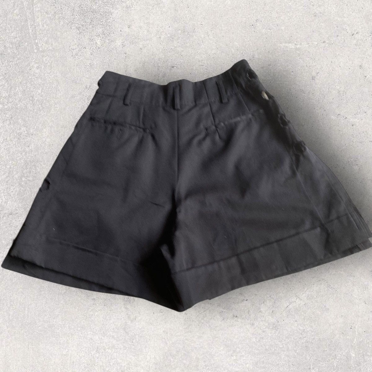 Comme des Garcons 2015 Comme Des Garcons Side Holes Pleats Shorts Size 27" / US 4 / IT 40 - 6 Thumbnail