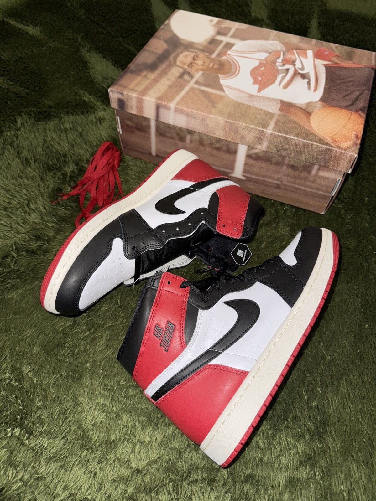 Jordan Brand [300] Air Jordan 1 Retro High OG “Black Toe” Size US 12 / EU 45 - 5 Thumbnail