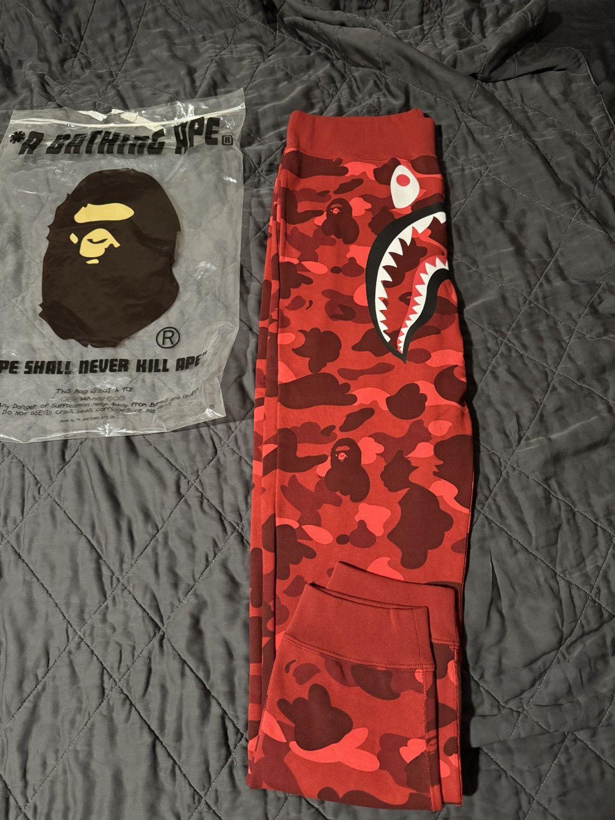 Bape shark red color camo sweatpants (New Size M)