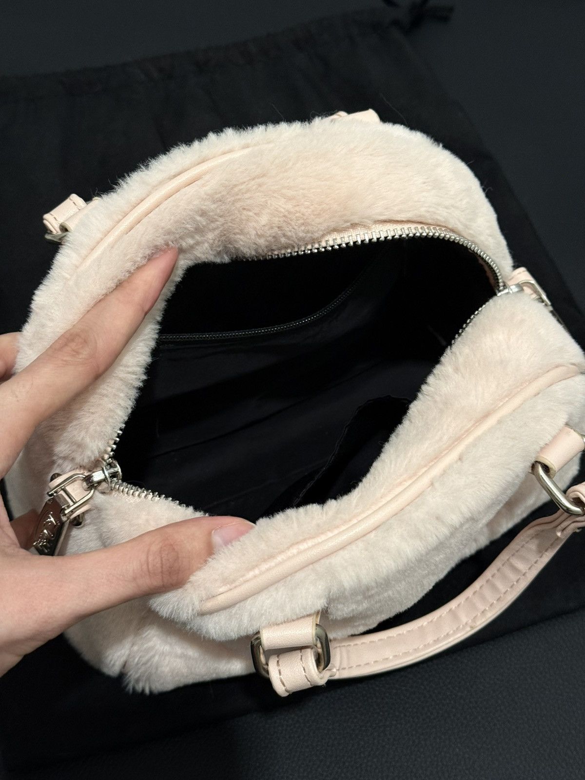 Von Dutch VON DUTCH LIGHT PINK FUR BOWLING BAG Size ONE SIZE - 4 Thumbnail