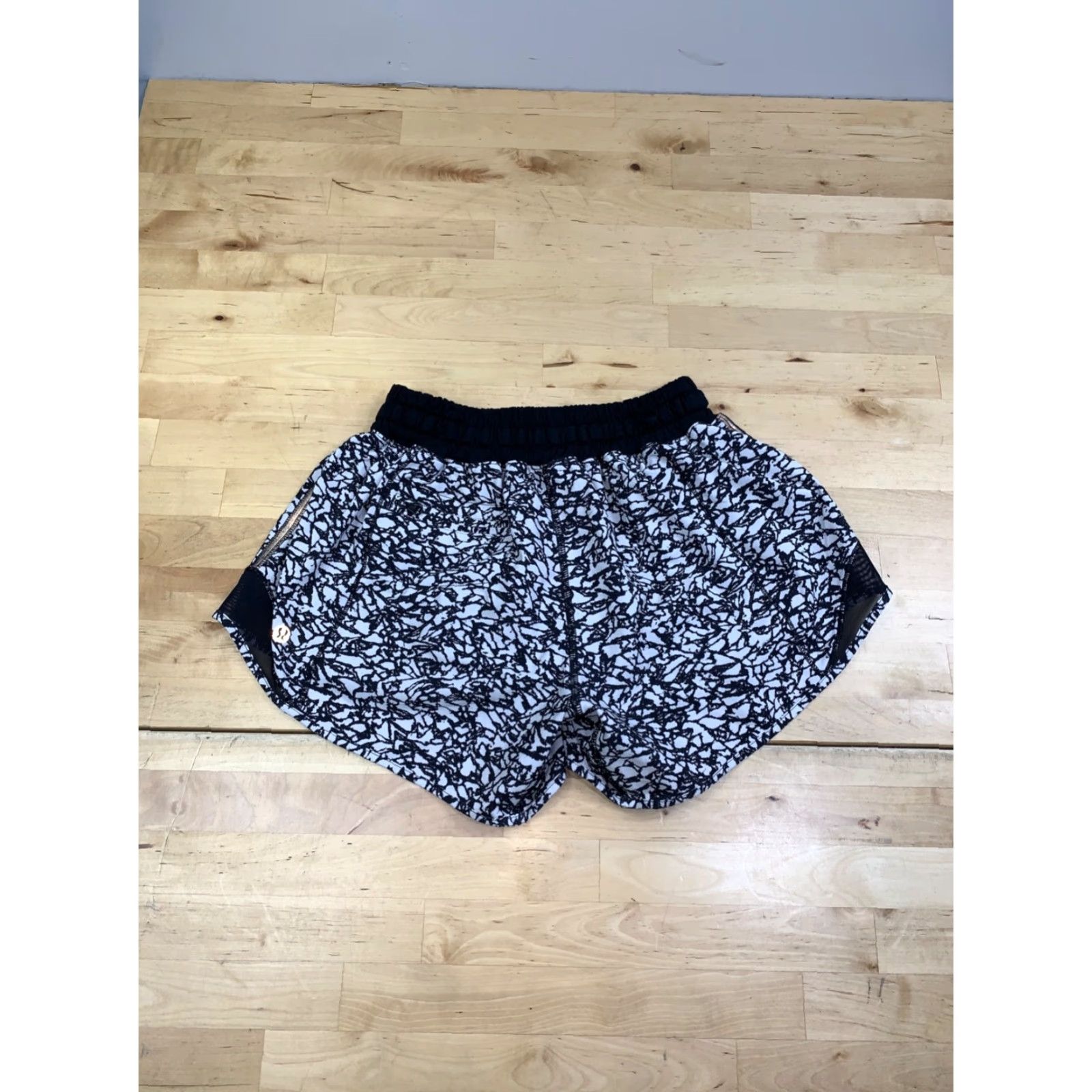 Lululemon Lululemon Shorts Women 4 Inseam 4" Black Activewear Athletic Run Gym & Training 4" Inseam Size 27" / US 4 / IT 40 - 6 Thumbnail