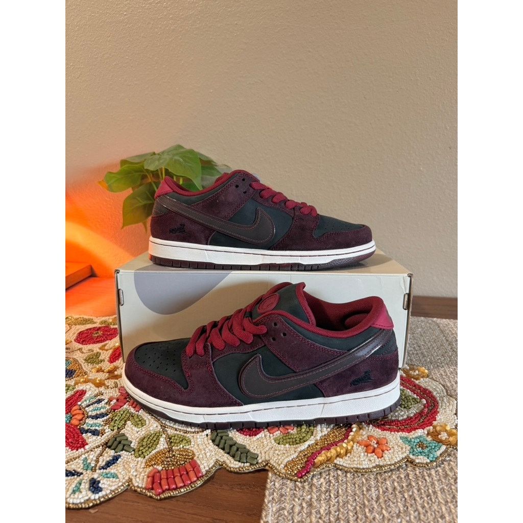 Nike Nike SB Dunk Low Riot Skateshop Mahogany Dark Beetroot Red Size US 8 / EU 41 - 1 Thumbnail