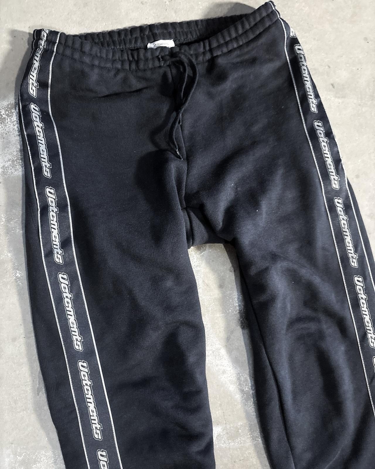 Vetements S/S18 NAVY STRIPE LOGO SWEATPANTS Size US 28 / EU 44 - 2 Thumbnail