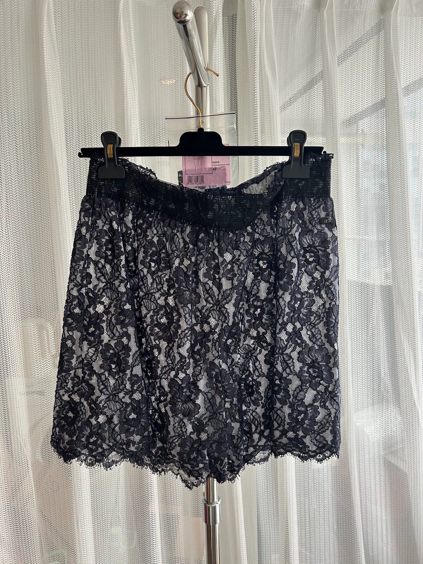 Chanel Chanel Lace Floral Short 42 (stain on part) Size 30" / US 8 / IT 44 - 2 Thumbnail