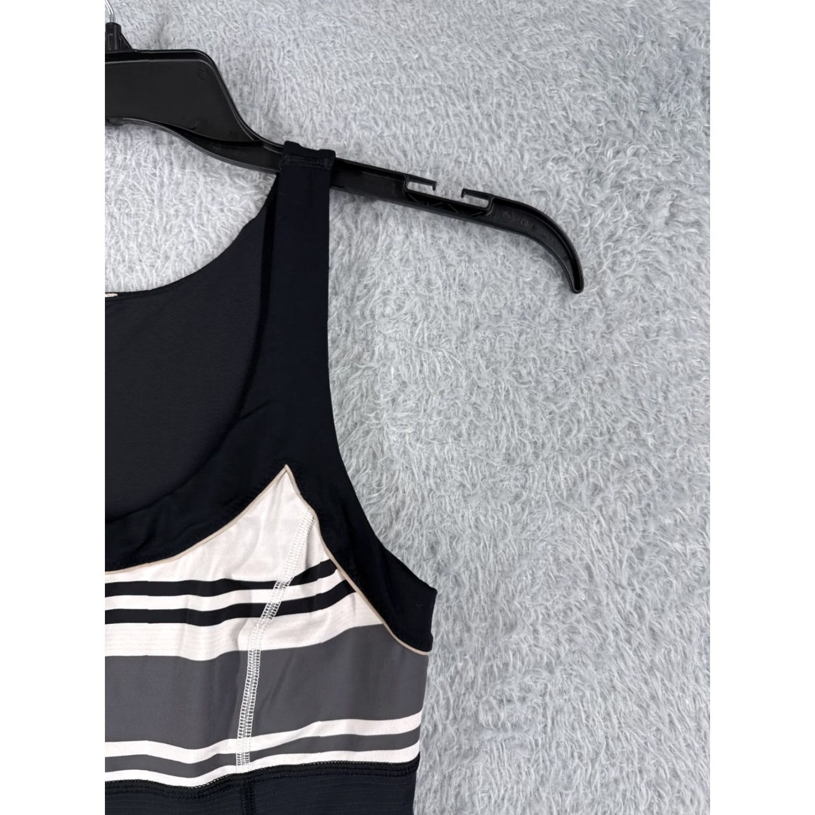 Lululemon Lululemon Shirt Women 4 Black White Run Ta Ta Topper Silverescent Running W1D10S Size S / US 4 / IT 40 - 2 Thumbnail
