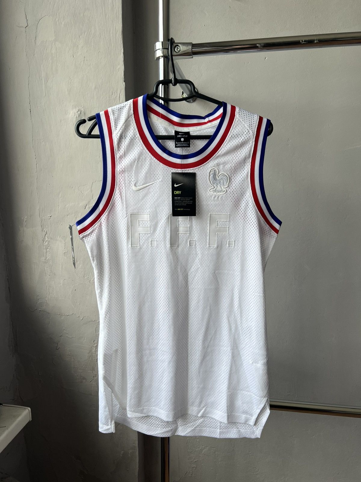 Nike NWT 2020 FFF FRANCE TEAM FOOTBALL/BASKETBALL JERSEY VESTNIKE Size US S / EU 44-46 / 1 - 2 Thumbnail