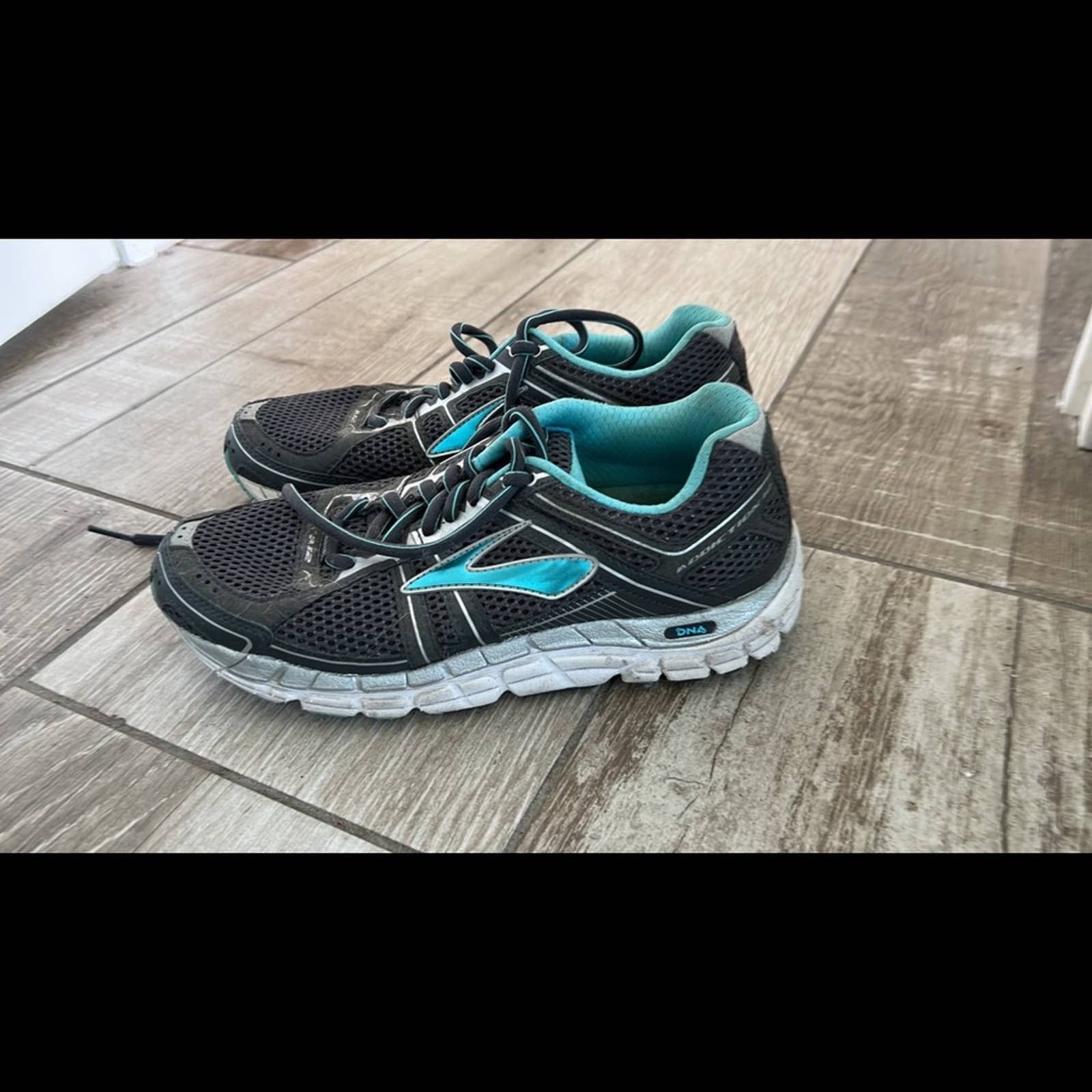 image of Women's Brooks Sneakers in Black (Size 7)