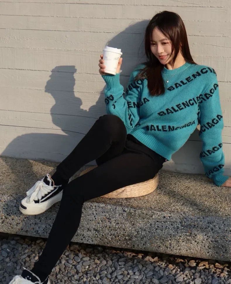 Balenciaga Balenciaga All-over Printed Logo Bulletproof Sweater Size XS / US 0-2 / IT 36-38 - 1 Thumbnail