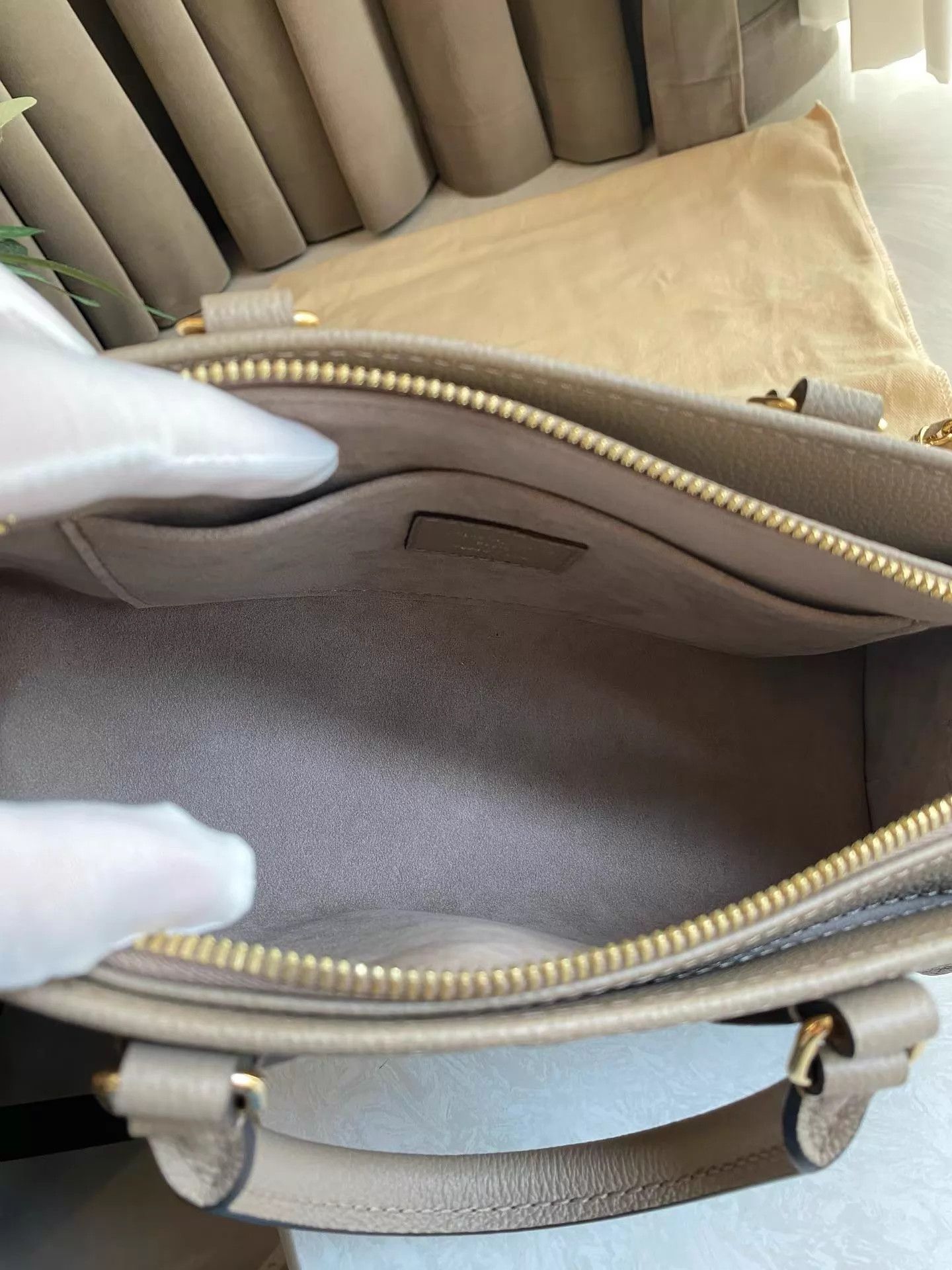 Louis Vuitton LV Onthego Elephant Grey 99New 26.5x10x14 M988 Dust Bag Size ONE SIZE - 9 Thumbnail