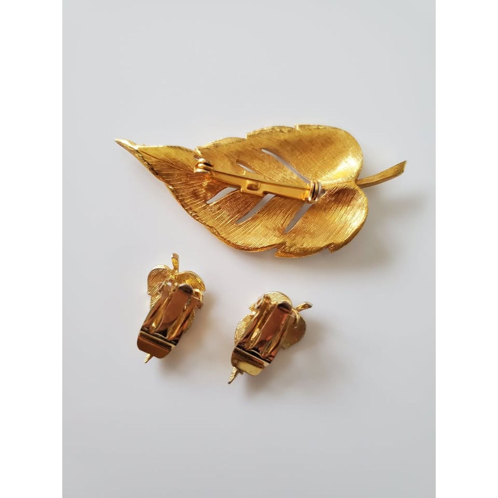 Other Vintage White Enamel Leaf Brooch and Earring Set Size ONE SIZE - 3 Thumbnail