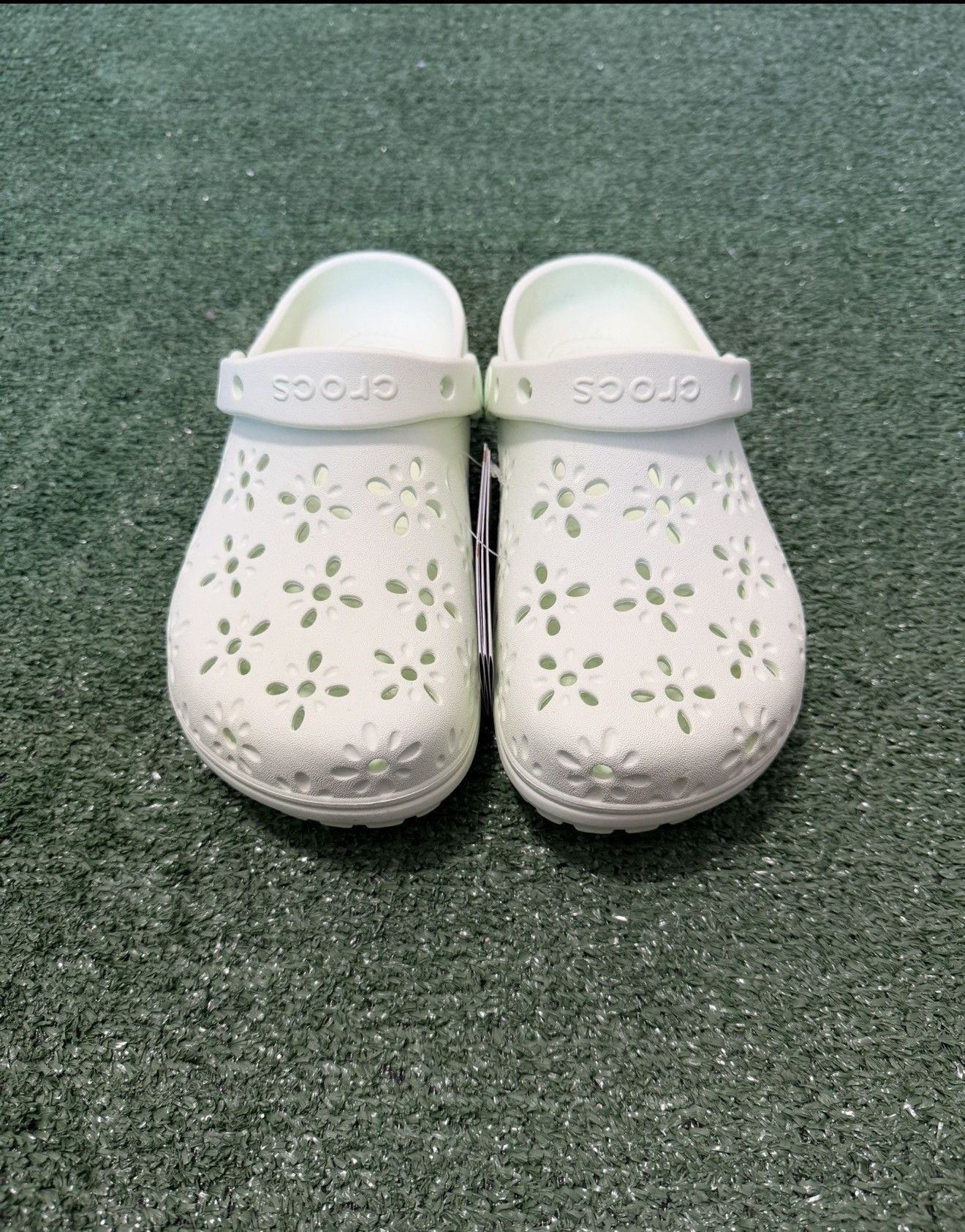 Crocs Crocs Classic Floral Cut Out Clog Jade Tint Men 5/ Women 7 Size US 7 / IT 37 - 8 Thumbnail