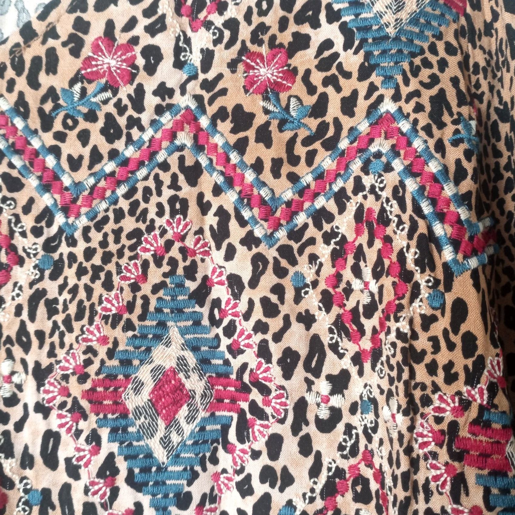Vintage Savanna Jane Womens Animal Print Embroidered Top Medium Brown Rayon Ruffle hem Size M / US 6-8 / IT 42-44 - 4 Thumbnail