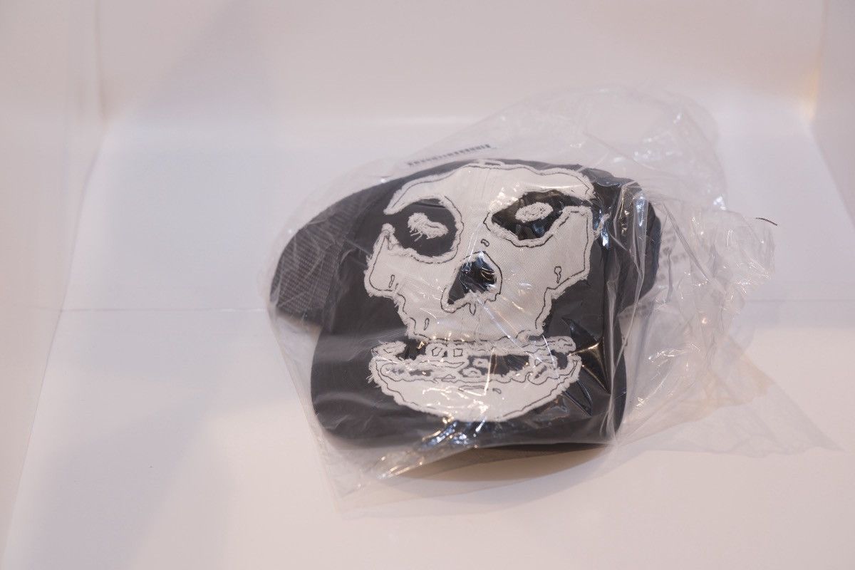 Misfits × Supreme In HAND SUPREME x Misfits hat SS26 - Black - White Size ONE SIZE - 1 Thumbnail