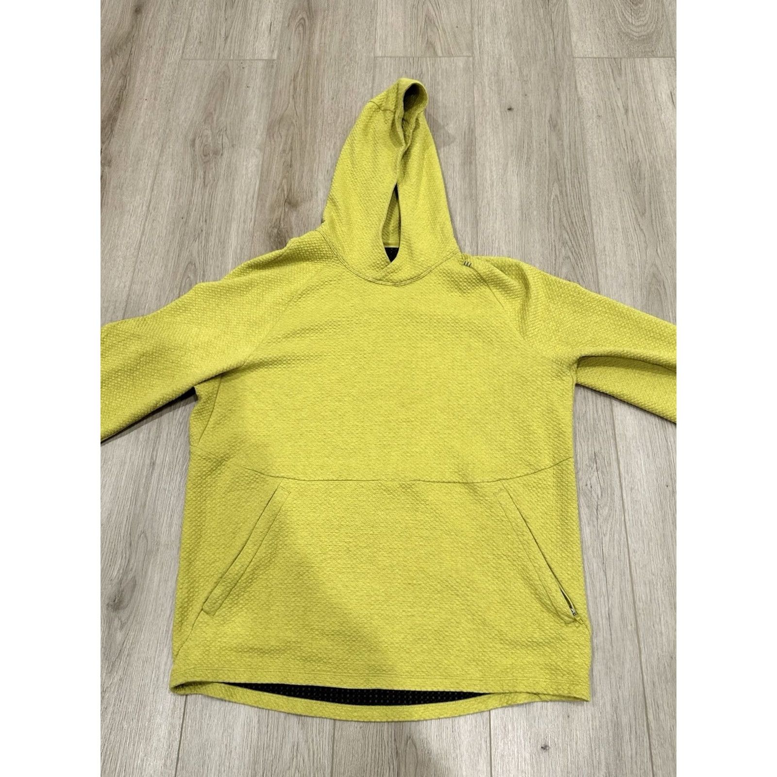 Lululemon Lululemon Hoodie Mens Large Lululemon At Ease Performance Sweatshirt Textured Hooded Pockets Lightweight Green Yellow Size US L / EU 52-54 / 3 - 3 Thumbnail