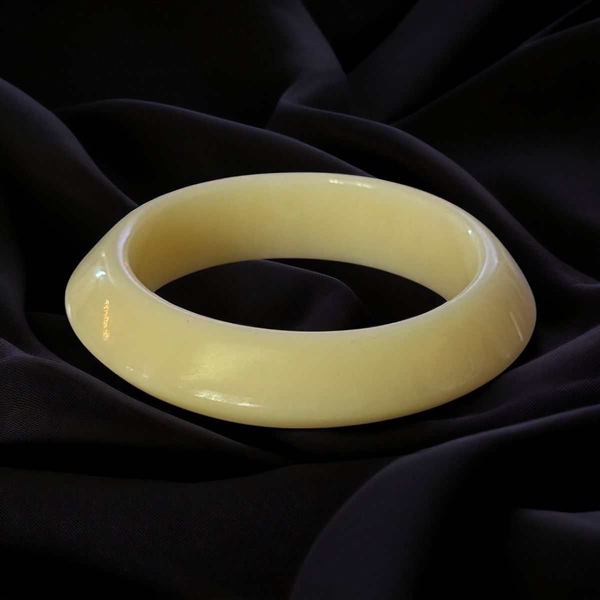 Vintage Vintage creamy yellow lucite spaceship bangle bracelet Size ONE SIZE - 1 Thumbnail