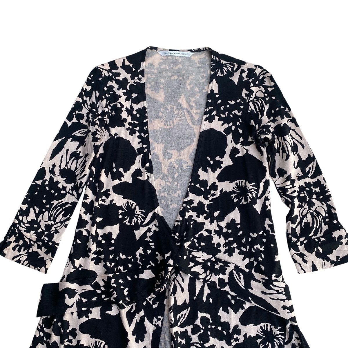 Diane von Furstenberg ‼️LAST DROP‼️Diane von Furstenberg Silk WrapDress Floral Print Size XS / US 0-2 / IT 36-38 - 4 Thumbnail