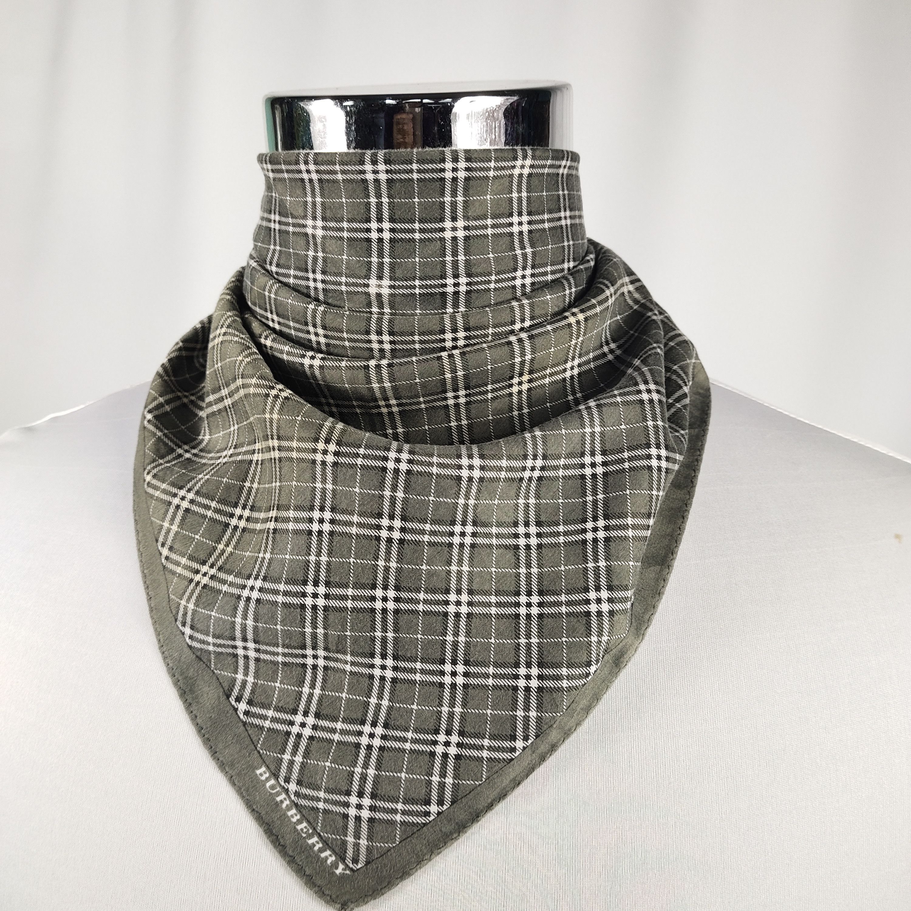 Burberry × Vintage Burberry Handkerchief / Neckerchief / Bandana FZ293 Size ONE SIZE - 1 Thumbnail