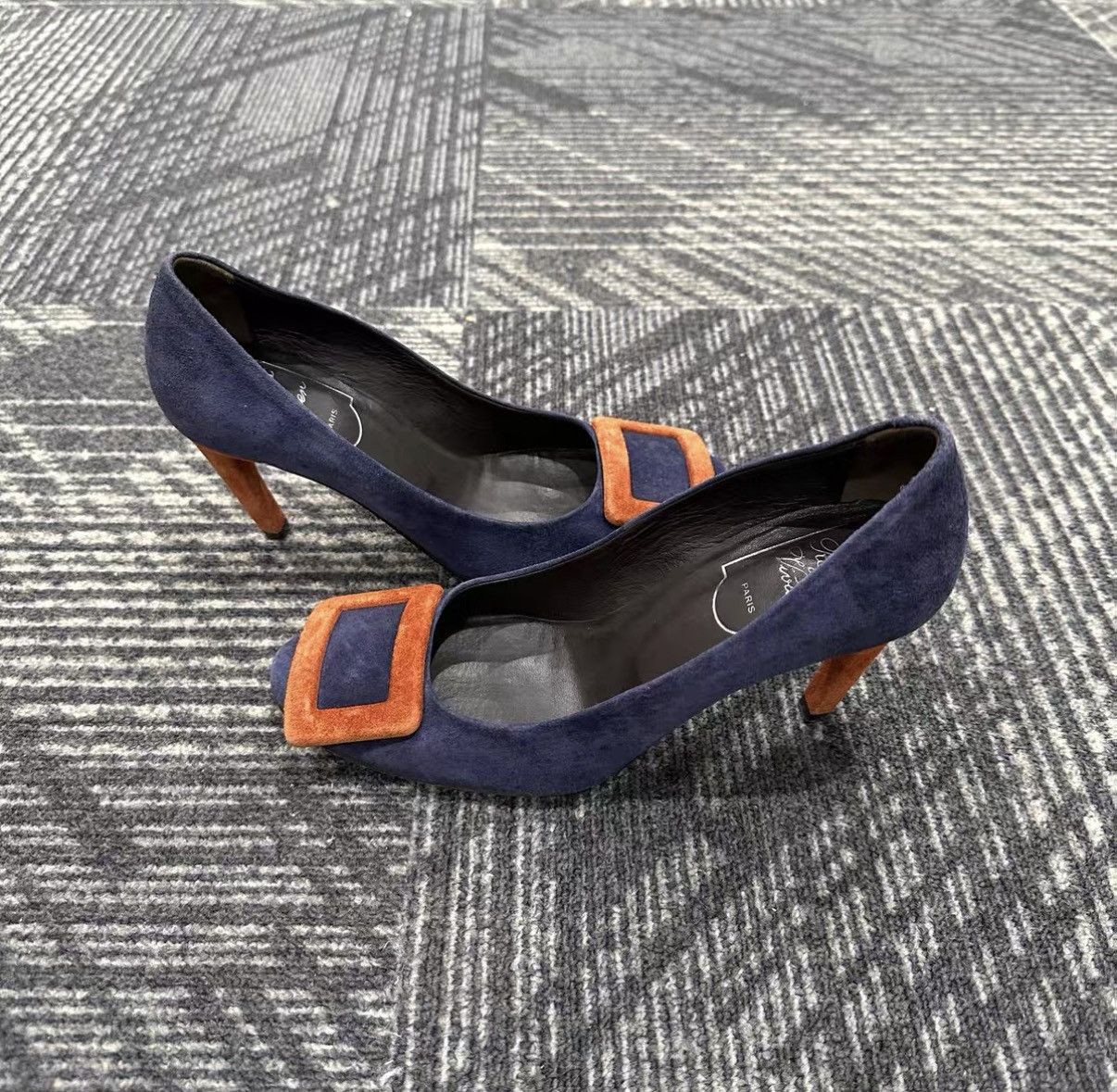 Roger Vivier Roger Vivier Suede Square Buckle Pumps J42 Size US 5 / IT 35 - 5 Thumbnail