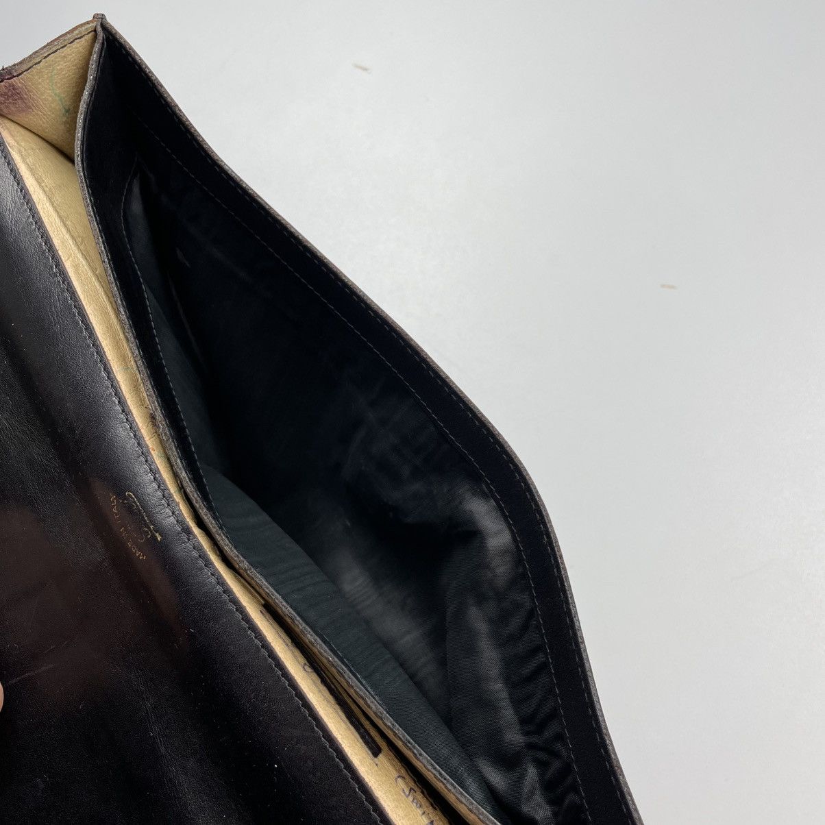 Gucci Vintage Gucci envelope Portfolio leather with gold hardware Size ONE SIZE - 5 Thumbnail