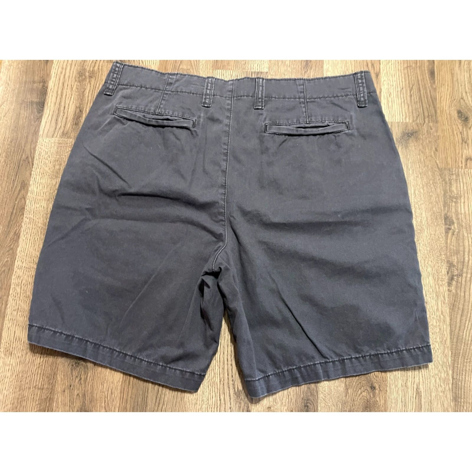 Old Navy Old Navy Shorts Men 38 Gray Casual Regular Chino Inseam 8.5in Vintage No Size US 32 / EU 48 - 2 Thumbnail